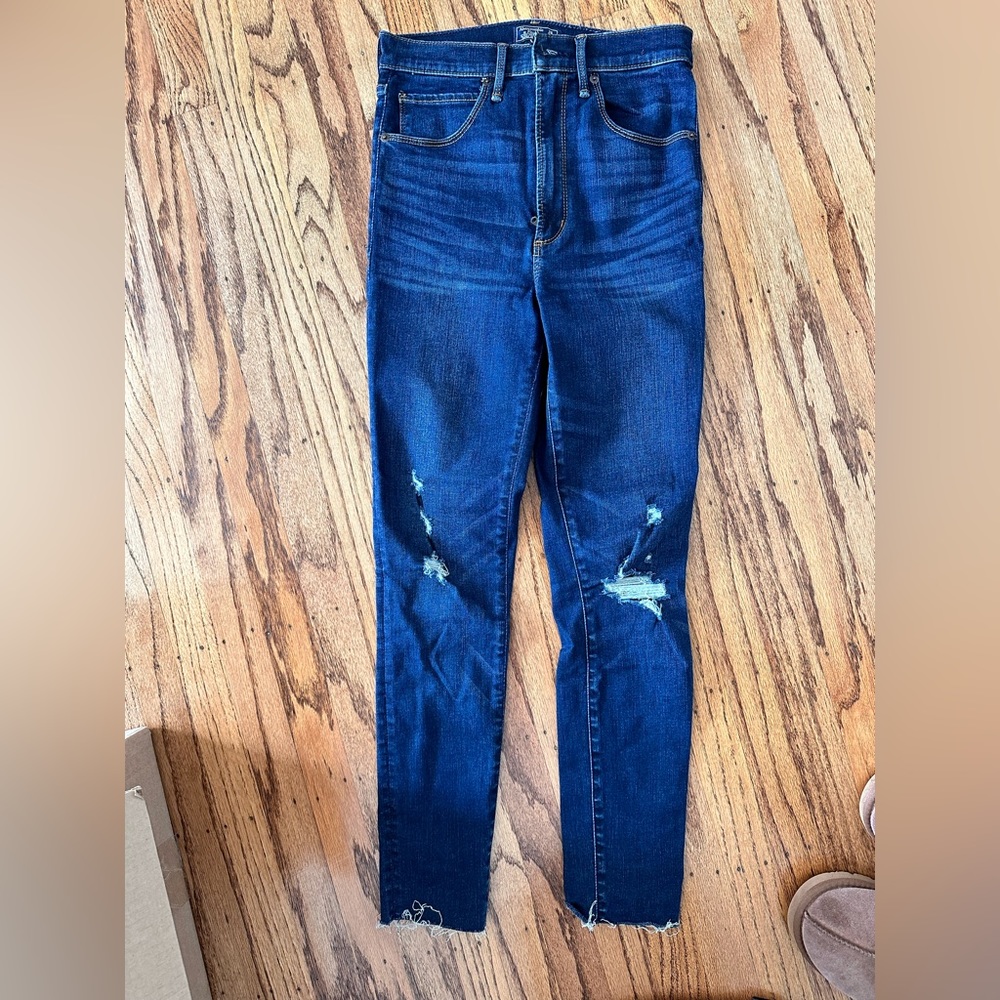 Abercrombie & Fitch Distressed Skinny Jeans. Size 26